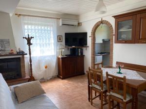 - un salon avec une table et une salle à manger dans l'établissement Casa versilia, à Mommio