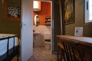 La salle de bains est pourvue de toilettes et d'un lavabo. dans l'établissement Finca Martina, à Casarabonela
