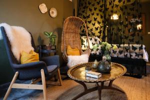 - un salon avec une table, une chaise et un canapé dans l'établissement Finca Martina, à Casarabonela