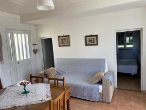 - une chambre avec un lit et une table ainsi qu'une salle à manger dans l'établissement Casa versilia, à Mommio