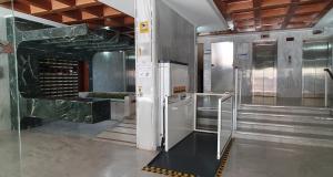 uma cozinha com electrodomésticos de aço inoxidável e uma escadaria em Mediterraneo 43 em Benidorm