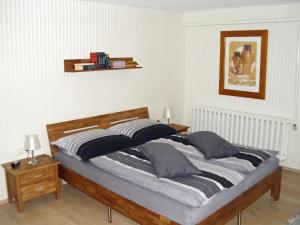 a bedroom with a bed with two pillows on it at Ferienwohnung Am Stadtrand in Dwasieden