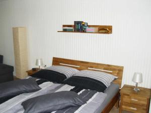 a bedroom with a bed with two pillows on it at Ferienwohnung Am Stadtrand in Dwasieden
