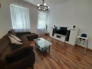 un salon avec un canapé et une télévision à écran plat dans l'établissement KOBLENZ O&O Apartment, à Coblence 11 autres photos