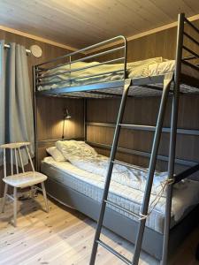 Bunk bed o mga bunk bed sa kuwarto sa Hytte med flott utsikt