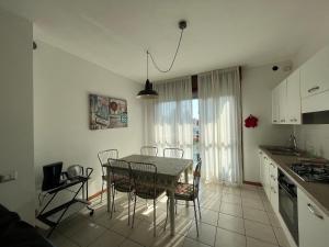 a kitchen with a table and chairs in a room at Appartamento Ca Vio Beach & Venice in Cavallino-Treporti
