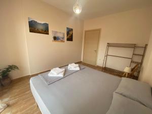 - une chambre avec un lit dans l'établissement MINO APARTMENT, à Shkodër