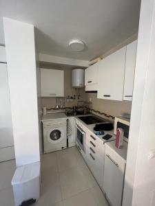 Kuchyň nebo kuchyňský kout v ubytování ESTUDIO PLAYA LA BAJADILLA Roquetas de mar