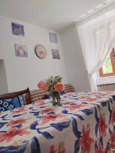A bed or beds in a room at Fuga in montagna Casa indipendente mezzo montagna con barbecue