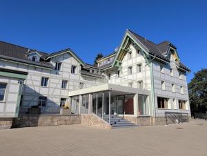 un grande edificio bianco con una scala di fronte di juhui Flumserberg a Flumserberg