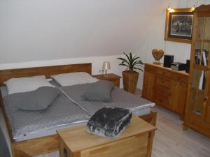 Un dormitorio con una cama y una mesa con una bolsa. en Ferienzimmer Am Stadtrand, en Dwasieden