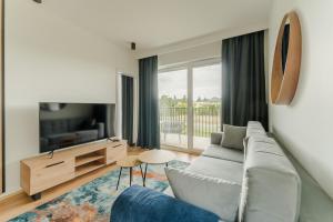TV a/nebo společenská místnost v ubytování Apartament BIRDS SurfingBird Dźwirzyno