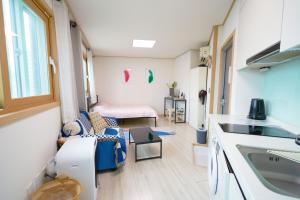 Caravana con cocina y sala de estar con fregadero en Sweet Stay, en Seúl