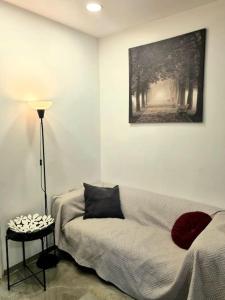 sala de estar con sofá y una foto en la pared en Yael's G. suite, en Jerusalén