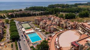 una vista aérea de un complejo con piscina en Taormina Studio Apartments, en Giardini Naxos
