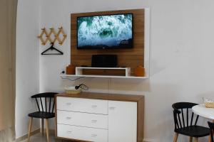 a living room with a tv on a wall at Dpto en Costanera, excelente ubicación in Corrientes