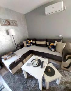 TIHA VODA 4 في بوزاريفاتش: غرفة معيشة مع أريكة وطاولة