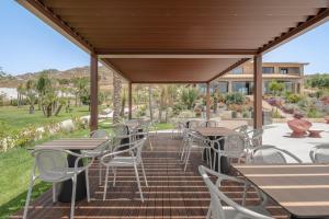 - un ensemble de tables et de chaises sur une terrasse dans l'établissement Terreforti Luxury Village, à Agrigente