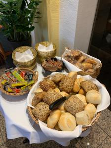 einen Tisch mit Körben mit Brot und Körben mit Gebäck in der Unterkunft Hotel Garni Eschenbach in Hildburghausen