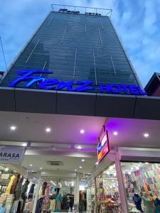 Supermarket nebo jiné obchody v  hotelu nebo okolí