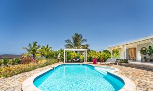 una piscina en el patio trasero de una villa en Villa Margaux, en Grand-Bourg