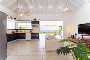 cocina y sala de estar con vistas al océano en Villa Margaux en Grand-Bourg