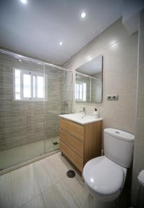 uma casa de banho com um WC, um lavatório e um chuveiro em Benalmadena Alay Pool & Beach em Benalmádena