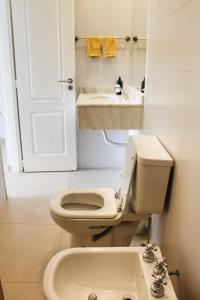 a bathroom with a toilet and a sink at Dpto en Costanera, excelente ubicación in Corrientes +24 photos