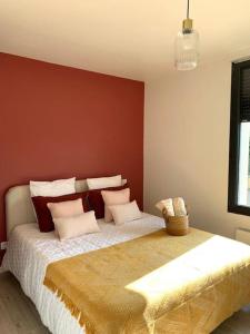 a bedroom with a large bed with red walls at Villa chic 3 chambres ,2 SDB in Châtellerault