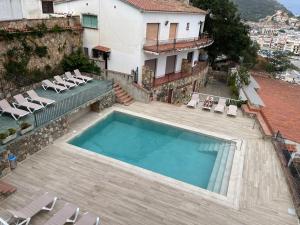 una gran piscina en la parte superior de un edificio en LETS HOLIDAYS SEA VIEWS APARTMENT & POOL in SA GABARRA, en Tossa de Mar