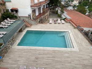 Bazén v ubytovaní LETS HOLIDAYS SEA VIEWS APARTMENT & POOL in SA GABARRA alebo v jeho blízkosti