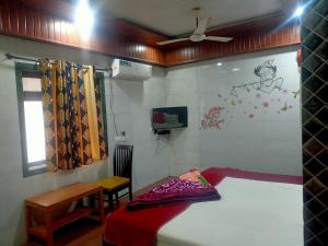 Hotel Geetanjali St Bus Stand Panvel客房内的一张或多张床位