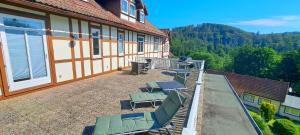 een patio met stoelen en tafels in een gebouw bij Ferienwohnung Katzenstein im Harz in Bad Sachsa