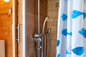 eine Dusche im Bad mit Duschvorhang in der Unterkunft Terreditusa - Bungalow Lavanda in Tusa