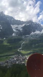 Elle offre une vue sur une vallée montagneuse avec une ville et une rivière. dans l'établissement Alle pendici del Cervino- Condominio Grand'Ourse, à Breuil-Cervinia