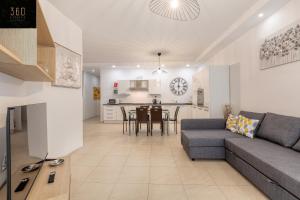 sala de estar con sofá y mesa en Wonderful, designer 2BR home with large Sofa & TV by 360 Estates, en San Julián