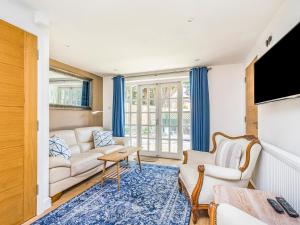 un soggiorno con divano e TV di Pass the Keys Charming Cottage with Garden a Chichester