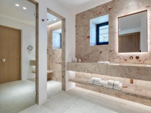 un baño con lavabo y espejo en Cali Mykonos, en Kalafatis