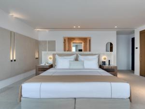 1 dormitorio blanco grande con 1 cama grande en Cali Mykonos, en Kalafatis
