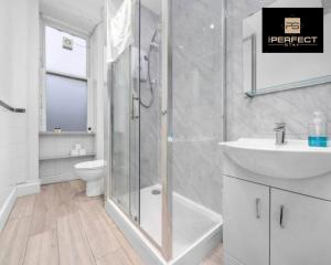 y baño con ducha, lavabo y aseo. en Glasgow Airport Luxury Apartment By Your Perferct Stay Short lets Glasgow, en Paisley