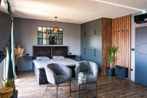 1 dormitorio con 1 cama, 2 sillas y mesa en Modern studio with a beautiful view, en Rab