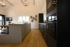 Kuchyň nebo kuchyňský kout v ubytování Luxury Barn Conversion with Hot Tub- 'Blackbird'