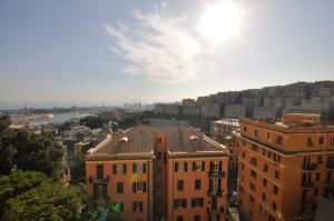 - une vue sur une ville avec des bâtiments et le ciel dans l'établissement Perdianahouse Waterfront, à Gênes