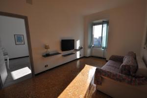 - un salon avec un canapé et une télévision dans l'établissement Perdianahouse Waterfront, à Gênes
