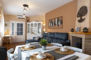 een woonkamer met een bank en een tafel bij Casa Rural La Posada del 42 in Carrascalejo