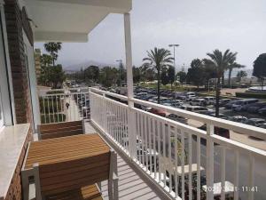 balkon z ławką i parkingiem w obiekcie A&N Seafront Torre del Mar w mieście Torre del Mar