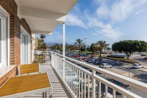 balkon z drewnianą ławką i parkingiem w obiekcie A&N Seafront Torre del Mar w mieście Torre del Mar