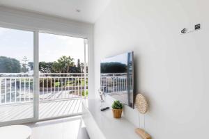 Telewizja i/lub zestaw kina domowego w obiekcie A&N Seafront Torre del Mar