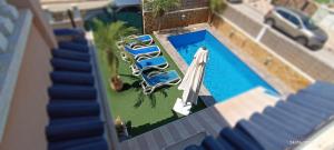 una vista aérea de una piscina con sillas y sombrillas en Casa Finlandia, en Puerto Marino