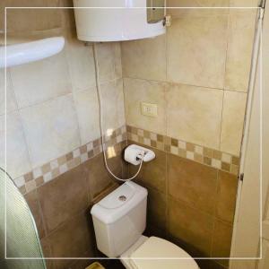 La petite salle de bains est pourvue de toilettes et d'un lavabo. dans l'établissement Depto Av del Sol, à Merlo